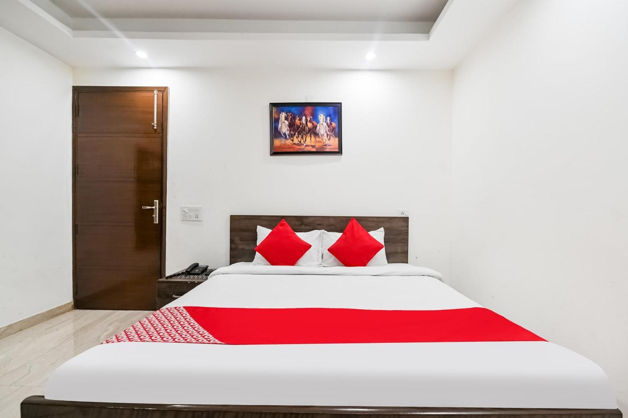 Hotel O Premium Rooms Chhatarpur Yeni Delhi Dış mekan fotoğraf